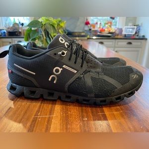 Black waterproof ON sneakers (size 7)